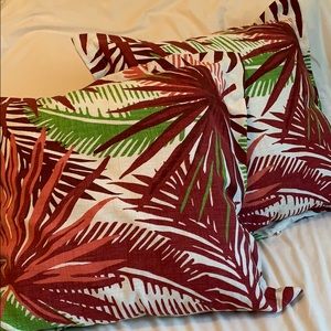 Set of 2 decorative pillows.